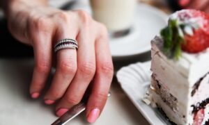 Au cœur de Lyon, l'Atelier du Diamant redéfinit l'idée d'offrir et de porter des bijoux. Au-delà de l'éclat et du design, cet atelier familial capture l'émotion et le souvenir dans chaque création, transformant les histoires personnelles en symboles intemporels. Chaque bague de fiançailles, collier ou bracelet reflète non seulement le savoir-faire artisanal, mais aussi le soin apporté, offrant une interprétation moderne de l'art traditionnel français.